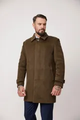 Abrigo carcoat marrón con cuello clásico, cierre frontal con un botón, bolsillos laterales y puños con botón.