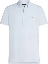 Chomba celeste de piqué con textura tipo diamante, cuello tipo chomba, tapeta de cinco botones y logo de Tommy Hilfiger bordado en el pecho.