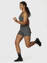 Calza short deportiva color verde militar, con cintura alta y dos bolsillos laterales.