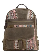 Mochila RKF de diseño patchwork que combina paneles de lona marrón con detalles de tejido étnico multicolor y aplicaciones de cuero sintético. Cuenta con un bolsillo frontal con solapa y cierre de hebilla, además de un compartimento principal con cierre metálico.