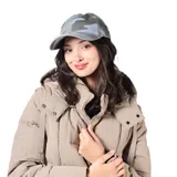 Gorro tipo cap con visera curva y diseño estampado de camuflaje en tonos azules y grises.