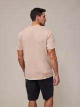 Remera básica de cuello redondo con bolsillo frontal, confeccionada en algodón con efecto de lavado gastado.