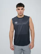 Musculosa deportiva Umbro modelo Axis para hombre, de color negro con un sutil estampado gráfico punteado y el logo de la marca bordado en blanco en el pecho.