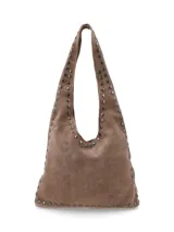 Cartera de hombro de gamuza marrón, estilo hobo, decorada con tachas metálicas en los bordes y las asas.