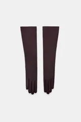 Guantes largos de piel, con diseño elegante y acabado liso.