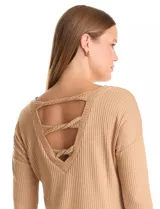 Remera de manga larga con textura tipo waffle, cuello redondo y corte recto con aberturas laterales en el ruedo.