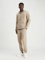 Buzo con capucha color lila, con cierre frontal completo, cordones ajustables en la capucha, bolsillos laterales y puños y dobladillo acanalados.