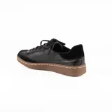 Zapatillas urbanas negras de cuero con detalles en gamuza y suela marrón con costuras blancas.