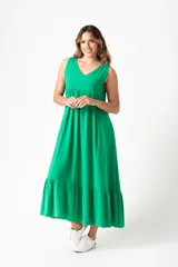 Vestido largo verde esmeralda, sin mangas, con escote en V y falda con volantes.