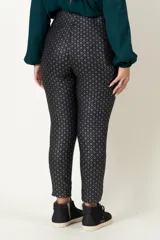 Pantalón legging negro con estampado geométrico plateado, de tiro alto y calce ajustado.