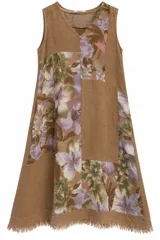 Vestido midi sin mangas, confeccionado en lino color camel con paneles estampados florales y detalles de flecos en el ruedo.