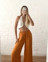 Pantalón de mujer color naranja, de corte palazzo y cintura alta con cordón ajustable.