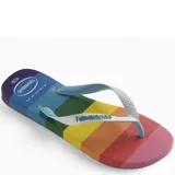 Sandalias tipo ojotas Havaianas con diseño de arcoíris en la base y tiras blancas con logo en relieve.