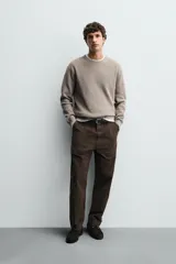 Sweater de punto perlado en color gris, con diseño relaxed fit, cuello redondo y manga larga. Cuenta con acabados en rib en cuello, puños y dobladillo.