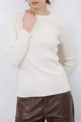 Buzo de tejido morley color marrón, con cuello redondo y mangas largas, de corte ajustado al cuerpo.