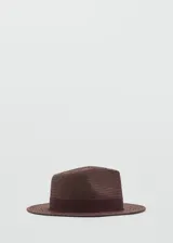 Sombrero tipo fedora de fibra natural en color marrón, con ala plana y cinta decorativa a tono alrededor de la copa.