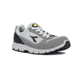 Championes Diadora modelo Smu M, color gris oscuro, con detalles en negro, blanco y azul, confeccionados en malla y gamuza, con suela de goma antideslizante y logo de la marca en el lateral.
