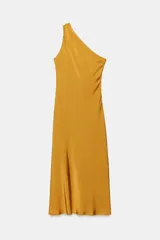 Vestido midi de satén color mostaza con escote asimétrico de un solo hombro y corte evasé. Presenta pliegues en el hombro y cierre lateral con cremallera oculta.