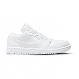 Championes Nike Air Jordan 1 Low de color blanco, con diseño clásico de perfil bajo, capellada de cuero sintético, perforaciones en la puntera para mayor transpirabilidad y suela de goma.