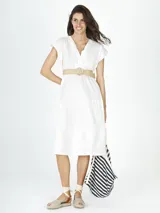 Vestido midi blanco de lino, con escote en V, mangas cortas y cinturón de soga con hebilla circular.