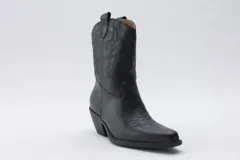 Botas de estilo western (texanas) de caña media, color blanco, confeccionadas en cuero. Presentan bordados decorativos en la caña y puntera cuadrada. Cuentan con cierre lateral y taco de altura media.