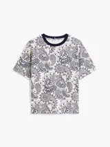 Remera de manga corta con cuello redondo ribeteado en azul marino. Presenta un estampado integral de cachemira (paisley) en tonos azul marino y blanco crema.