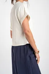 Remera color camel, de corte al cuerpo, manga corta con vuelta y cuello redondo.