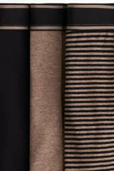 Pack de tres calzoncillos tipo trunk de algodón elástico, con cintura elástica y frente forrado. El set incluye un modelo liso negro, uno liso marrón y uno con diseño de rayas horizontales finas.