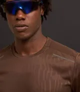 Remera deportiva de hombre con tecnología Dry, cuello redondo y mangas cortas. Presenta un diseño con estampa sutil tipo heat print y detalles de líneas en los hombros.
