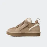 Championes UGG modelo Lo Lowmel, de perfil bajo en color marrón. Presentan una combinación de gamuza y malla, con cordones anchos, interior forrado en piel sintética y suela de plataforma de EVA.