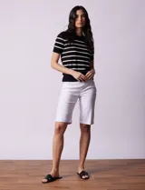 Buzo tejido de hilado fino, marca Philosophy, a rayas horizontales azul marino y blancas, con cuello redondo y mangas cortas.