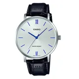 Reloj Casio modelo MTPVT01L-7B1UDF con caja plateada y esfera blanca. Presenta índices y agujas en color azul, y una correa de cuero negro con textura y cierre de hebilla. Cuenta con cristal mineral y resistencia al agua de 3 ATM.