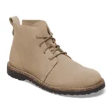 Bota tipo chukka de gamuza color taupe, con cordones al tono, suela de corcho y base de goma dentada.