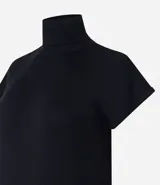 Vestido midi de punto color marrón, con cuello alto, manga corta y aberturas laterales.