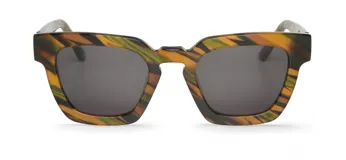 Lentes de sol Mr Boho modelo Logan, con marco grueso de acetato con estampado de camuflaje en tonos marrón, verde y amarillo. Lentes grises cuadrados.