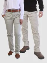 Pantalón de campo de gabardina con lycra, corte recto y bolsillos laterales.