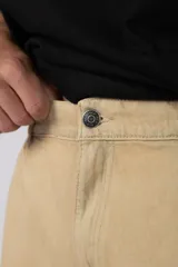 Jean baggy de corte amplio y relajado, color celeste claro, con diseño de pierna ancha y estilo urbano.