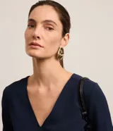Blusa Cortelle para mujer, confeccionada en crepé de poliéster color rojo, de manga corta, diseño holgado y escote en V pronunciado en el frente.