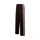Pantalon deportivo adidas modelo Firebird Loose, color marrón oscuro con las icónicas tres tiras laterales en color crema. Presenta corte holgado, cintura elástica y logo del trébol bordado en la pierna.