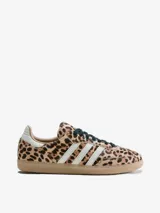 Championes Adidas Samba OG W con exterior de pelo sintético con estampado animal print de leopardo, tres franjas laterales blancas y suela de goma color caramelo.