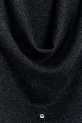 Jersey de punto con cuello fluido, manga larga y detalle de botones en la parte frontal.
