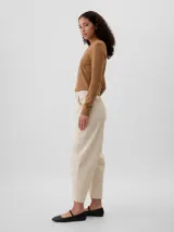 Pantalón de gabardina color verde militar, de corte amplio con bolsillos laterales y traseros.