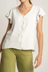 Blusa negra de manga corta con volados en los hombros, escote en V y cierre frontal con botones pequeños.