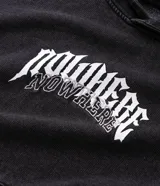 Buzo con capucha de algodón con felpa, color negro con efecto lavado. Presenta bolsillo canguro frontal y estampa con lettering 'Nowhere' en el pecho.