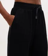 Pantalón deportivo de corte recto confeccionado en modal, con cintura elástica, cordón ajustable y bolsillos delanteros aplicados.