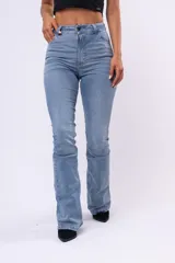 Jean de corte oxford con tiro alto, confeccionado en denim de lavado claro. Presenta cierre frontal con botón y bolsillos laterales.