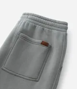Pantalón de corte recto confeccionado en tejido de algodón y poliéster, con cintura elástica ajustable mediante lazo y bolsillos laterales.