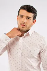 Camisa de manga larga Brooksfield con corte slim, color azul marino y estampado de pequeñas hojas y puntos. Presenta cierre frontal con botones y logo bordado en el pecho.
