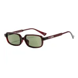 Lentes de sol con armazón rectangular de color marrón translúcido y lentes verdes claros, fabricados en plástico reciclado (RPET).