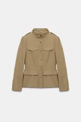 Cazadora de estilo militar en color tostado, con cuello subido, cierre frontal con botones y múltiples bolsillos con solapa en el pecho y la cintura. Cuenta con mangas largas con trabillas en los hombros.